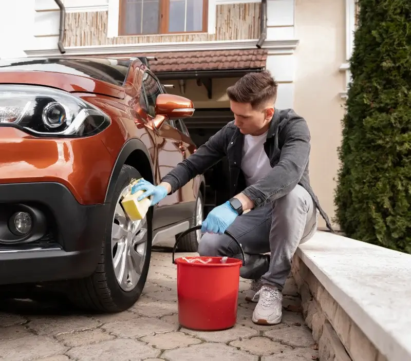 Lavage auto à domicile Montignac-de-Lauzun : professionnel intervenant sur un véhicule